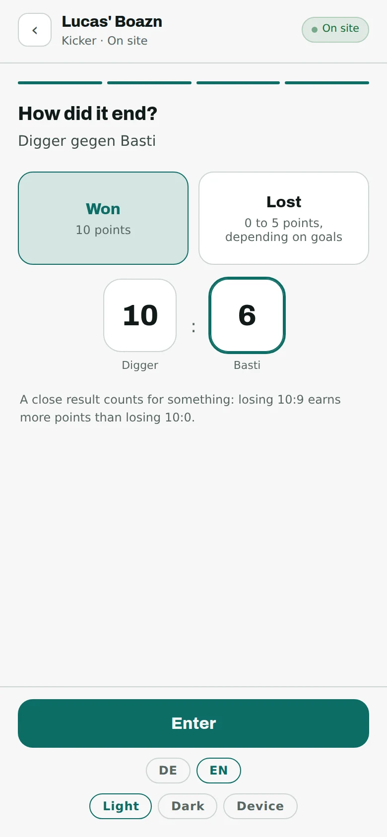 The score entry on the phone: two large number fields separated by a colon, the two players’ names underneath, and a button to enter the result.
